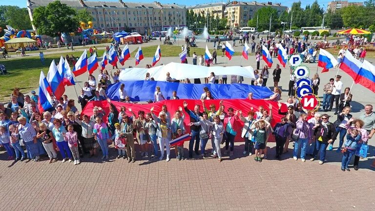 Государственные праздники россии. Государственные праздники россии. Люди празднуют день россии. С днем россии. Праздники россии список.