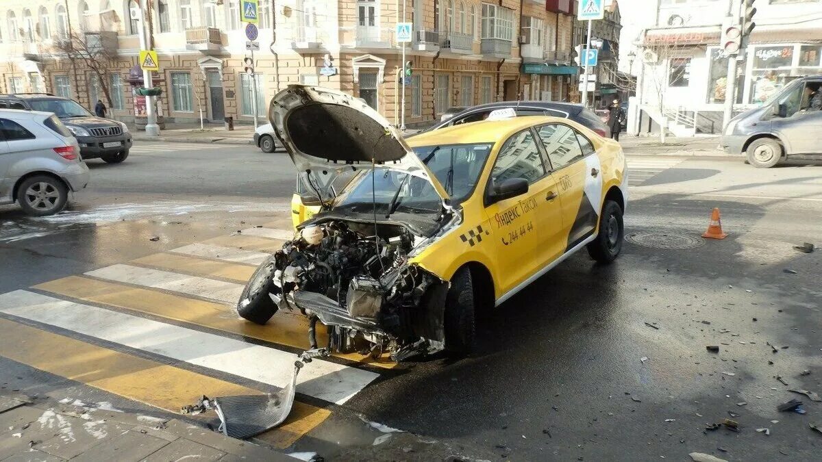 Таксист разбил