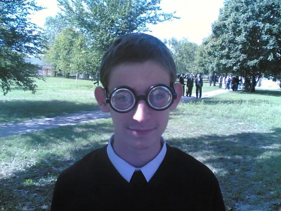 лох в классе. лох в классе. лох в классе. девушка лох. ботаник в очках.