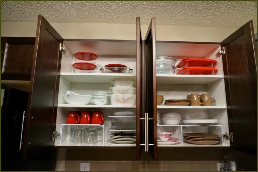 Шкаф для кухни фото. Кухня внутри шкафа. Кухонные шкафы изнутри. Наполнение посудного шкафа. Расположение полок в шкафу для посуды.