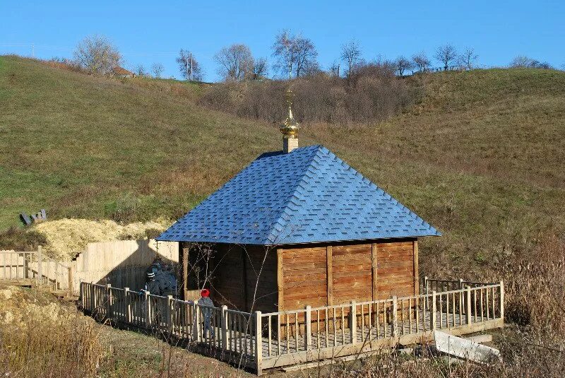 Курские родники. Родник село Кострова. Рыльский район. Родник Рыльский район. Курская Рыльский село Кострова. Святой источник Курская область Рыльский монастырь.