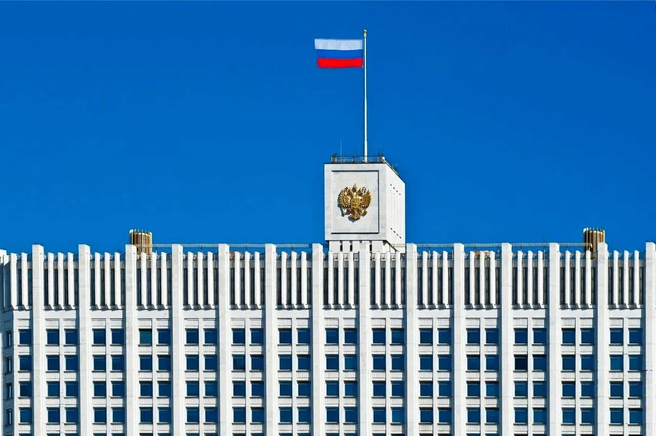 Здание исполнительной власти. Здание государственной думы здание правительства россии. дом правительства российской федерации флаг. москва дума белая дом. флаг на здании правительства.