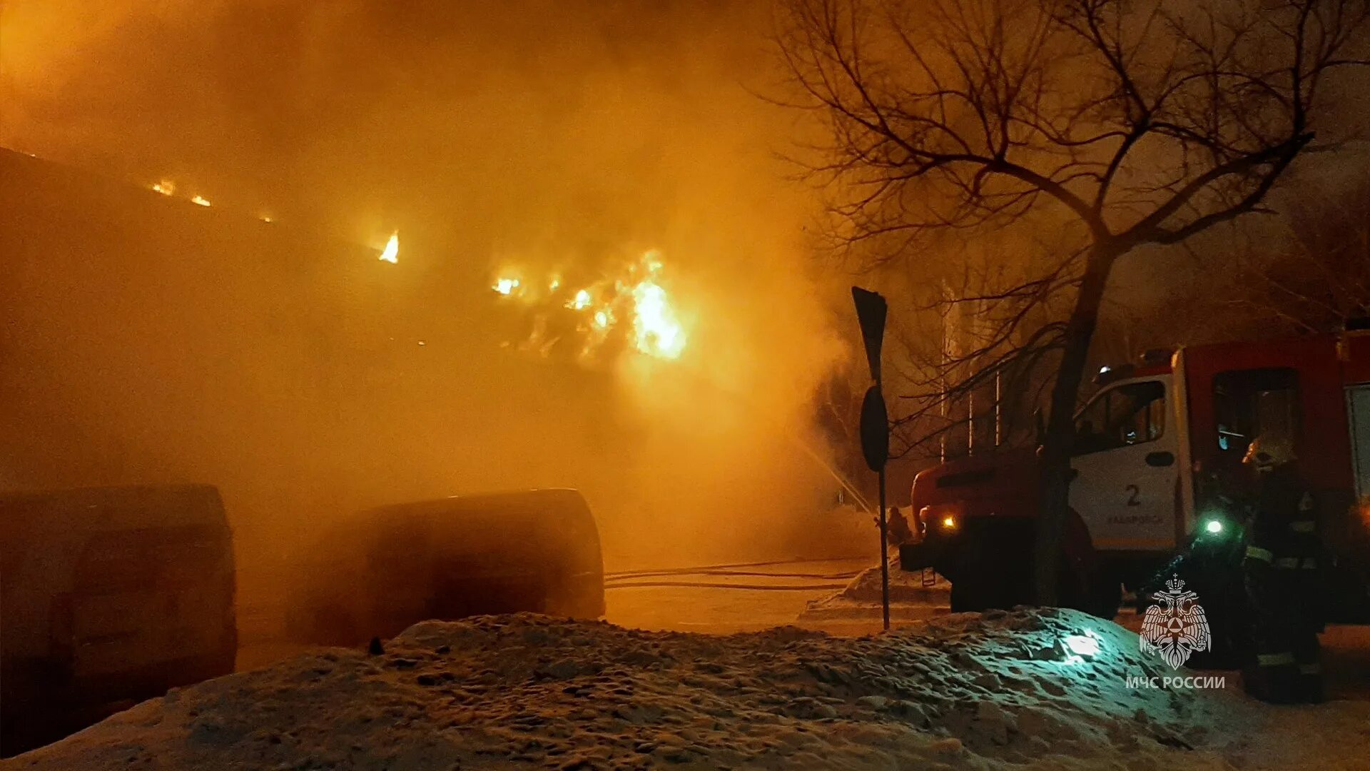 Пожар. Пожары в России. Пожарные тушат пожар. Ликвидация пожара. Хабаровск сгорели