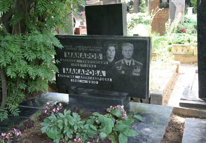 Могила рыбникова. Могила рыбникова. Могила рыбникова и ларионовой на троекуровском кладбище. Могила рыбникова. Могила рыбникова.