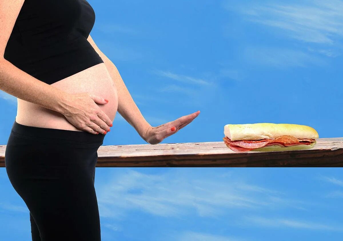 Листериоз и беременность. Мясо при беременности. Для беременной мясо. Беременные с фаст фуд. Беременность ем мясо