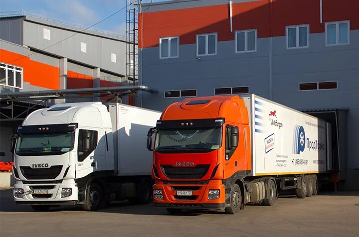 Грузовики в лизинг. Собственный автопарк транспортной компании. Парк грузовых автомобилей. Транспортная компания с собственным автопарком. Собственный автопарк транспортной компании.