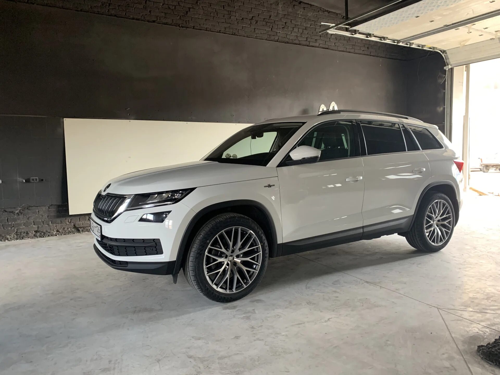 Skoda Kodiaq r18. Skoda Kodiaq белый r19. Диски Elbrus r18 Skoda Kodiaq. Skoda Kodiaq белый r18. Купить кодиак с пробегом на авито