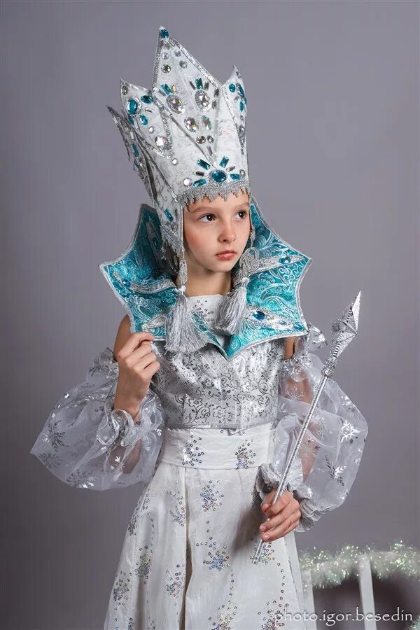 новогодний костюм снежной королевы. костюм "королева" (платье, пелерина, корона). костюм снежная королева боярская. костюм снежной королевы детский. карнавальный костюм снежная королева батик.