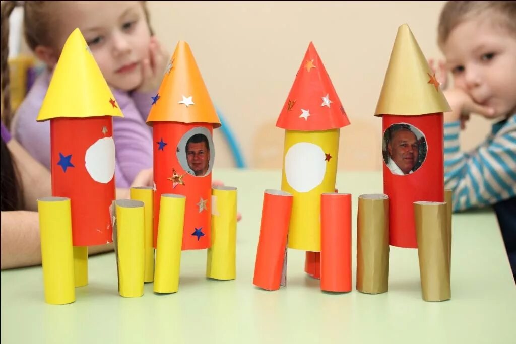 Ракета из картона поделка в садик. Ракета поделка. Поделка ракета из бумаги. Конструирование ракеты в детском саду. Ракета поделка для детей.