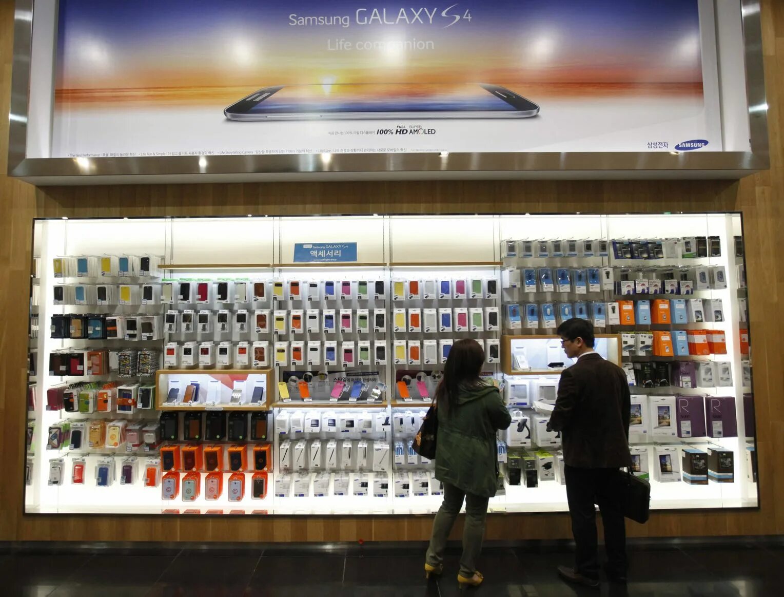 магазин мобильных телефонов. смартфоны на прилавке. магазин сотовых телефонов. витрины для сотовых телефонов. магазины со смартфонами.