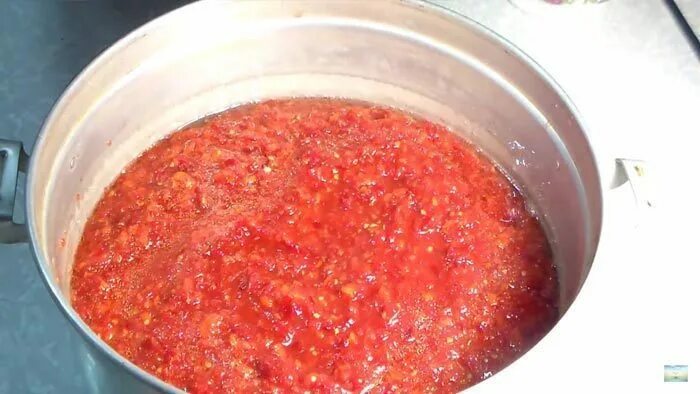 Помидоры забродили. Аджика с ранетками. Аджика огонек. Аджика с кинзой и помидорами и болгарским перцем. Можно ли в аджику добавить.