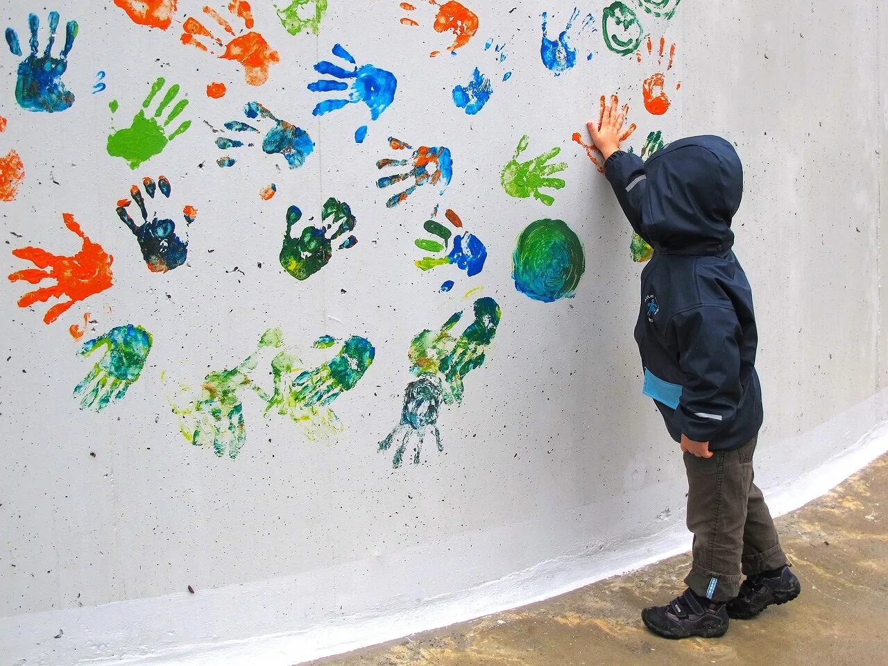 Children's painting. Ладошки на стене для детей. Рисование пальцами на стене. Рисунки на стенах пальцами. Детские руки краски на стене.
