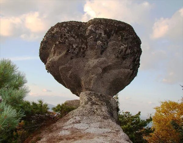 Амурские столбы белая Церковь. Камень чаша Амурские столбы. Каменные столбы Комсомольск-на-Амуре. Мегалиты Амурские.