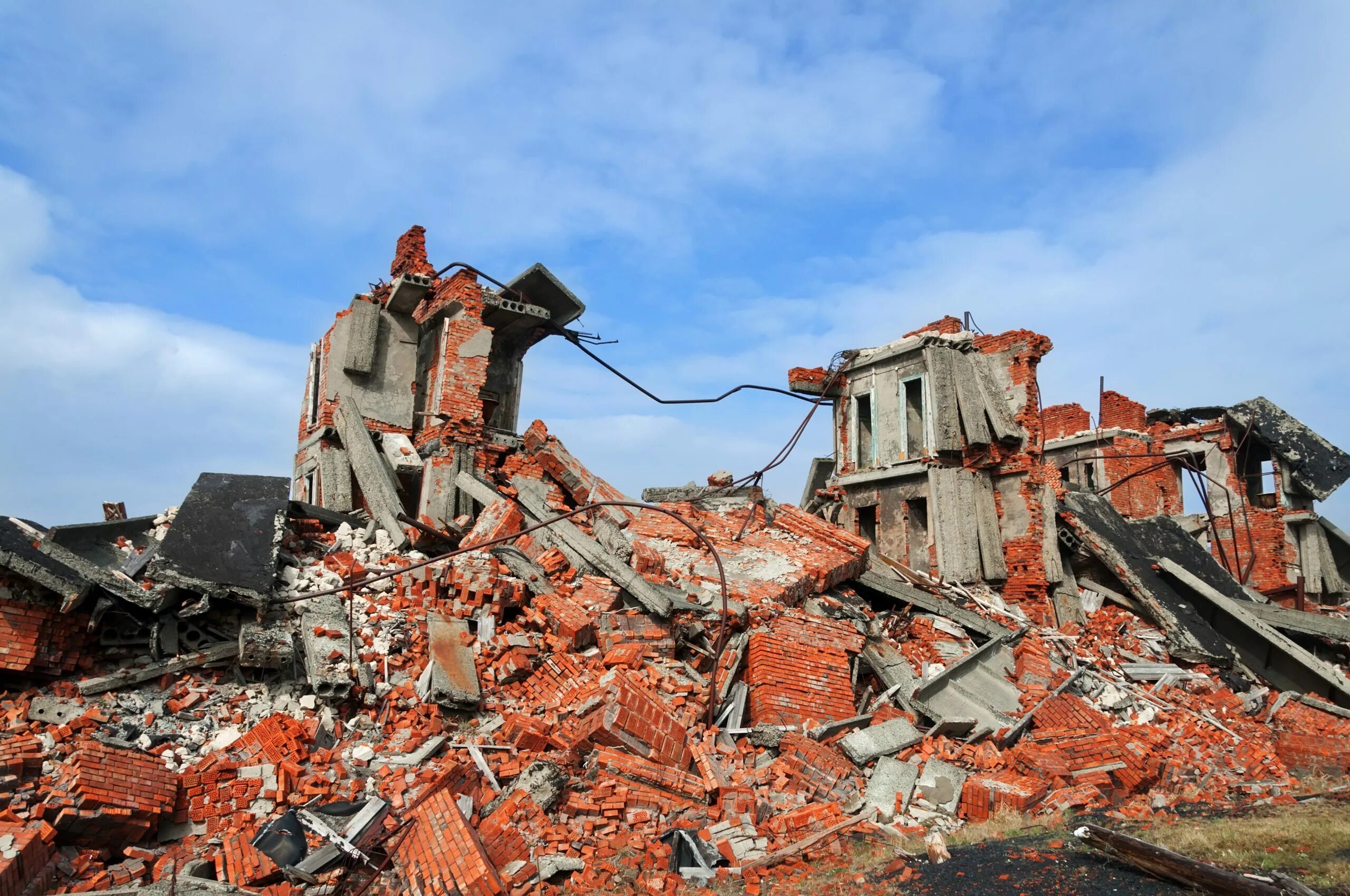 В сильно разрушенных зданиях поражение получают. Разрушенное кирпичное здание. Здания после землетрясения. Разрушение кирпичного ЗДА. Руины кирпичного здания.