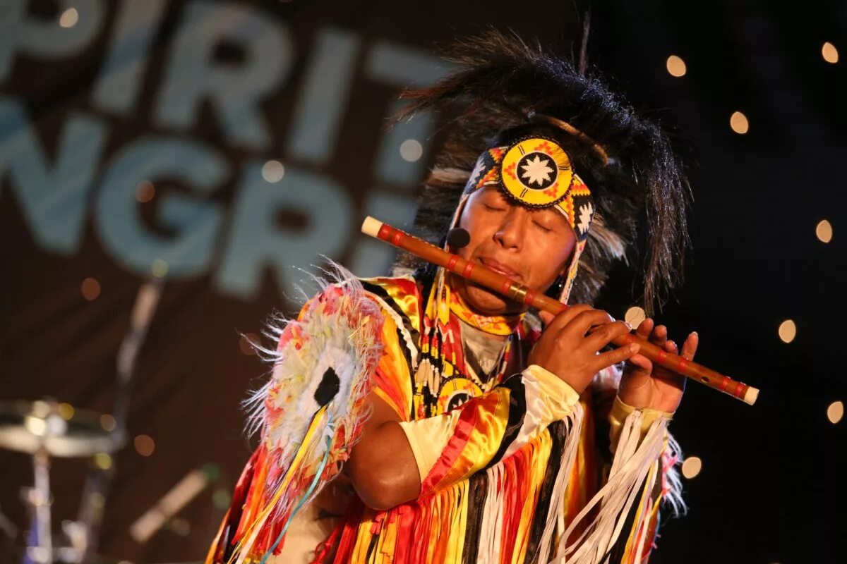 Этно музыкант. Музыкальные инструменты индейцев Перу. Этно стиль в Музыке. Индейцы музыканты. Индеец играет музыку