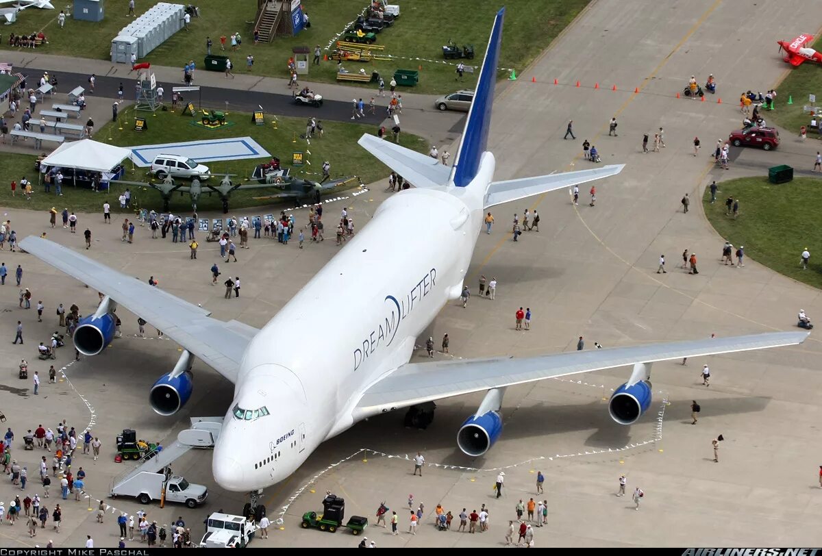 Самый большой самолет в мире. Самолёт Boeing 747 LCF Dreamlifter. Боинг 747 транспортный. АН-124 , Boeing 747 Dreamlifter,. Самый большой Боинг 747 грузовой.