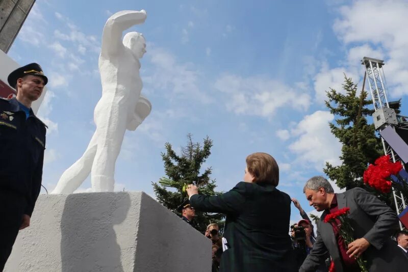 Памятник приземление Гагарина в Энгельсе. Место приземления Гагарина в Энгельсе. Саратов место приземления Гагарина. Приземление Гагарина 12 апреля Энгельс.