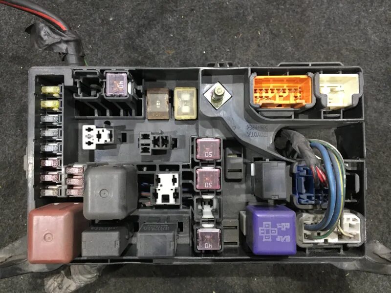 Реле тойота таун айс. Блок предохранителей тпунайс. Блок предохранителей Toyota Town Ace. Предохранители Ноах sr50. Предохранители Тойота Таун айс Ноах.