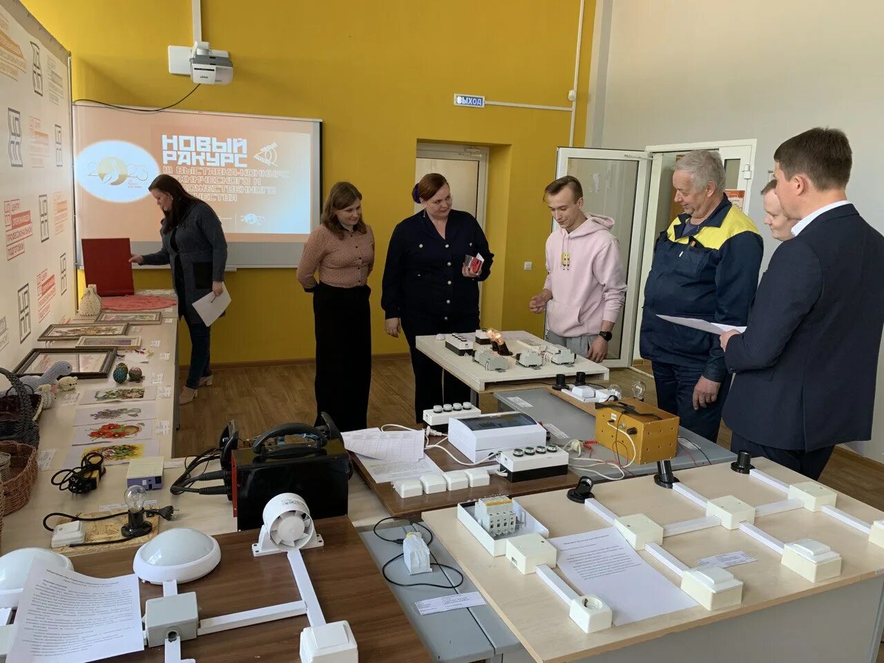 разработка и принятие технического регламента. профессиональная подготовка человечки. конкурсы технических разработок. робототехника мчс. конструирование эмблема.