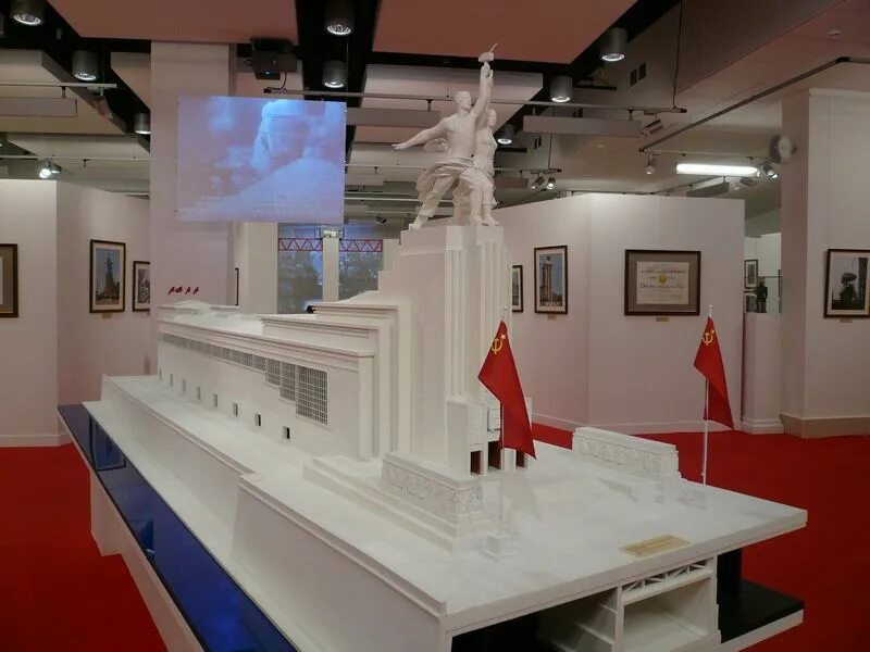 Павильон рабочий и колхозница на вднх внутри. Вднх мухина рабочий и колхозница. Павильон рабочий и колхозница выставка художники севера. Рабочий и колхозница выставка поленов пластов пикассо. Иофан павильон рабочий и колхозница.