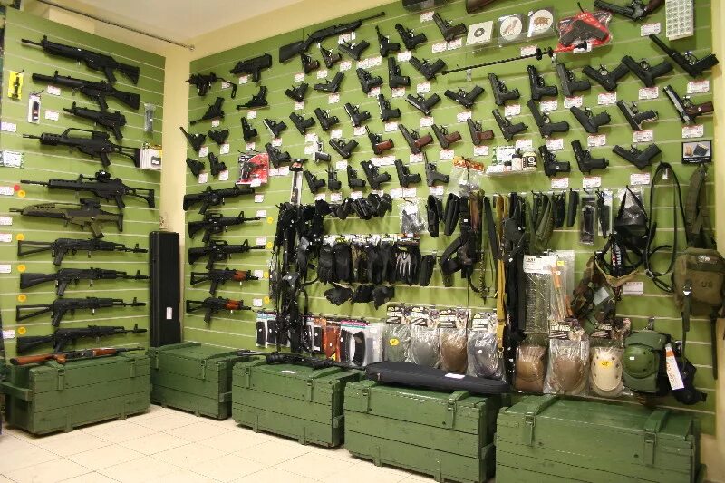 Армейский магазин товаров. Арсенал Миасс Военторг. Военный магазин. Магазин охота и рыбалка. Магазин оружия.