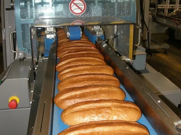 Фасовка хлеба. Упаковщик хлеба. Упаковка хлеба на хлебозаводе. Упаковка батонов на хлебозаводе. Сайт хлебозавода первый