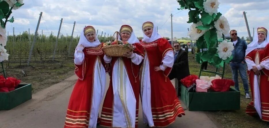 Фестивали 20 мая. Фестивали 20 мая. Зелёный марафон тольятти 2023. Аграфена купальница праздник. Люди на набережной.