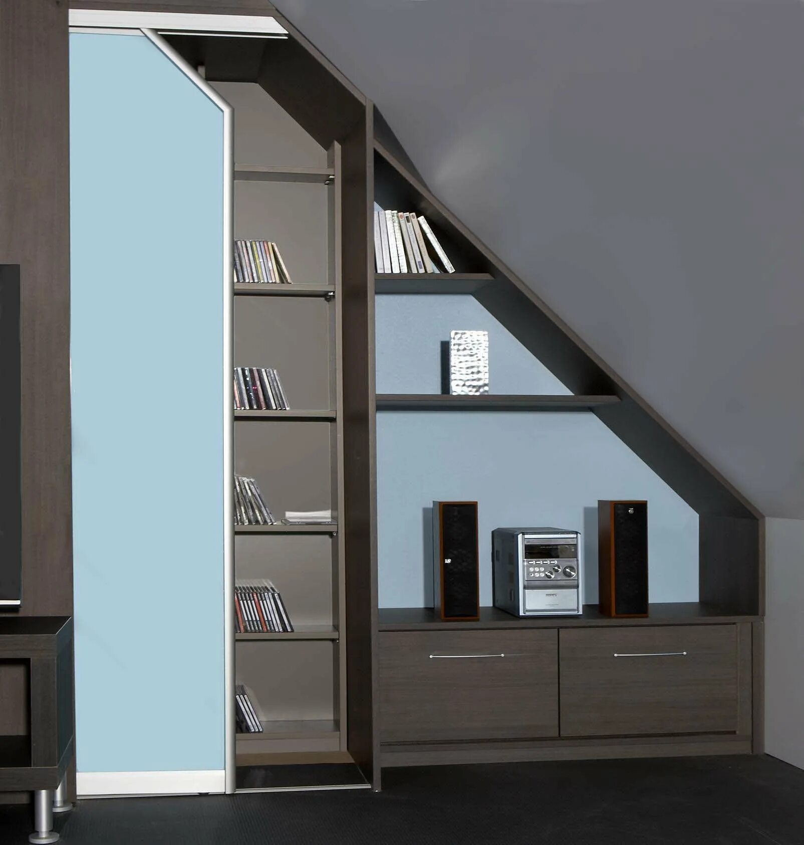 Мебель в мансардную комнату. Мебель для мансарды со скошенным. Встроенная мебель на мансарде. Встроенная мебель на мансарде. Мебель для мансарды со скошенным.