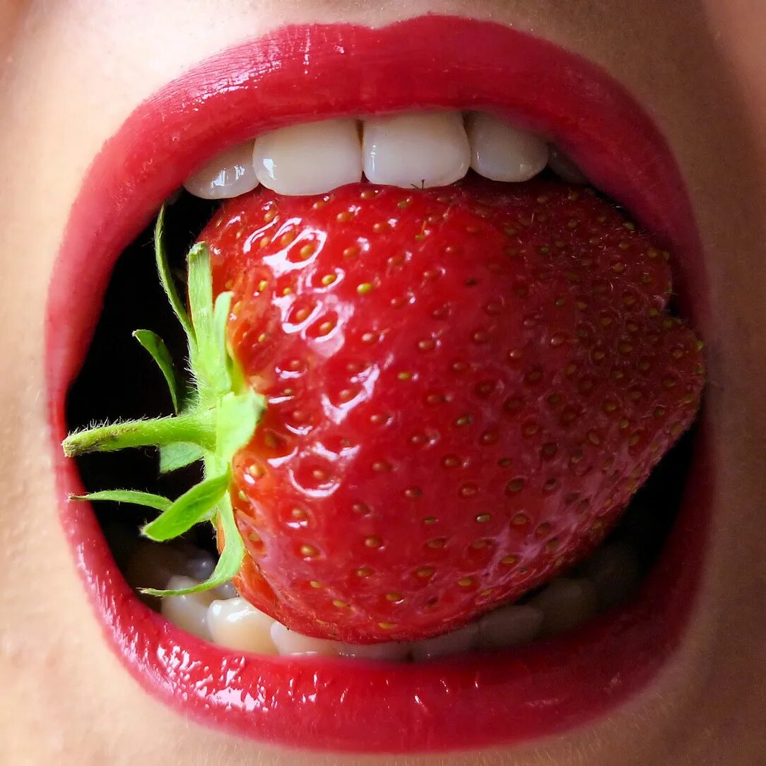 клубника для детей. девушка с ягодами. фотосессия с клубникой. фотосессия с клубникой. сочный поцелуй.