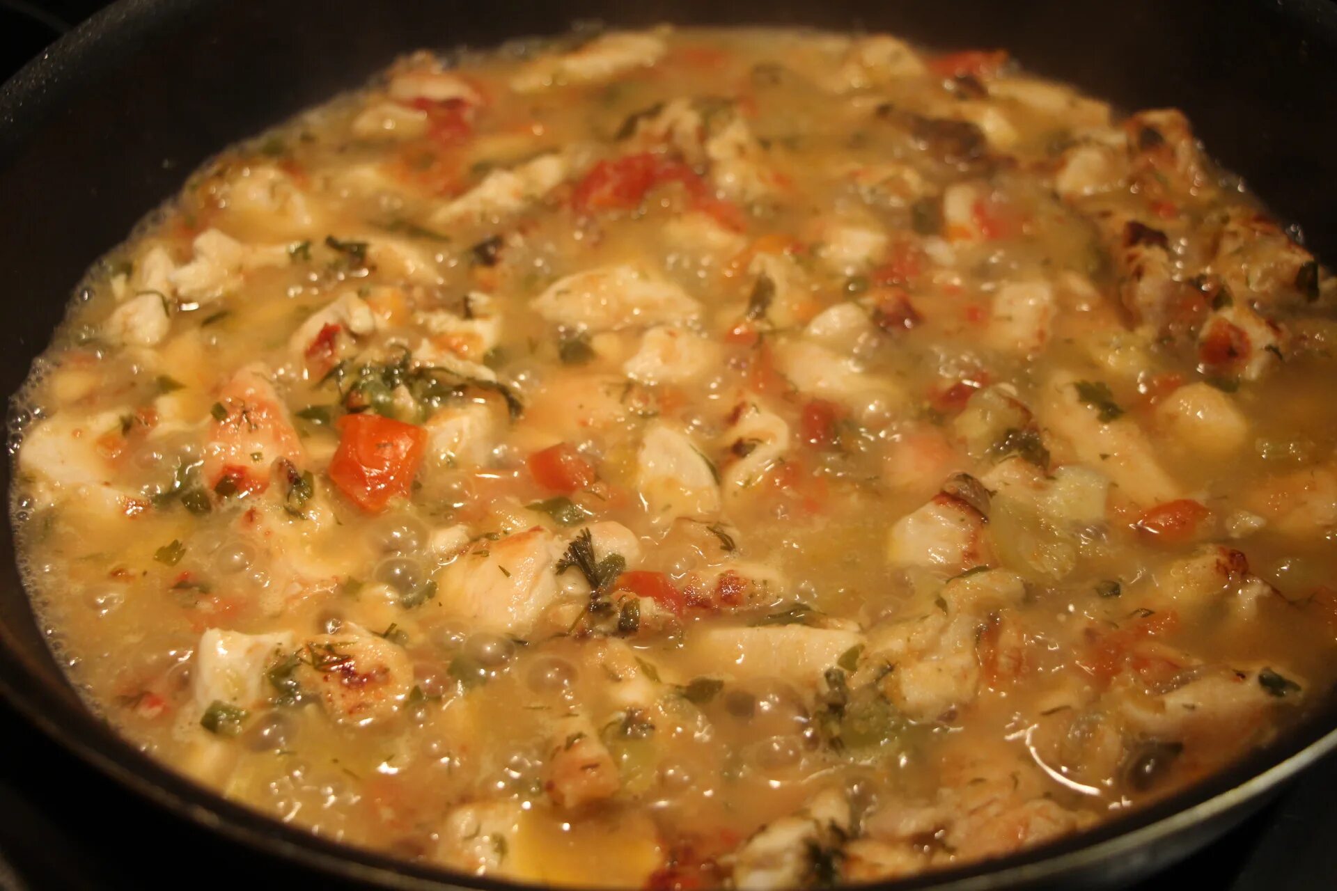 Гуляш из филе курицы с подливкой. Гуляш из курицы на сковороде с подливкой. куриный гуляш с подливкой. куриный гуляш с подливкой на сковороде. куриный гуляш на сковородке.