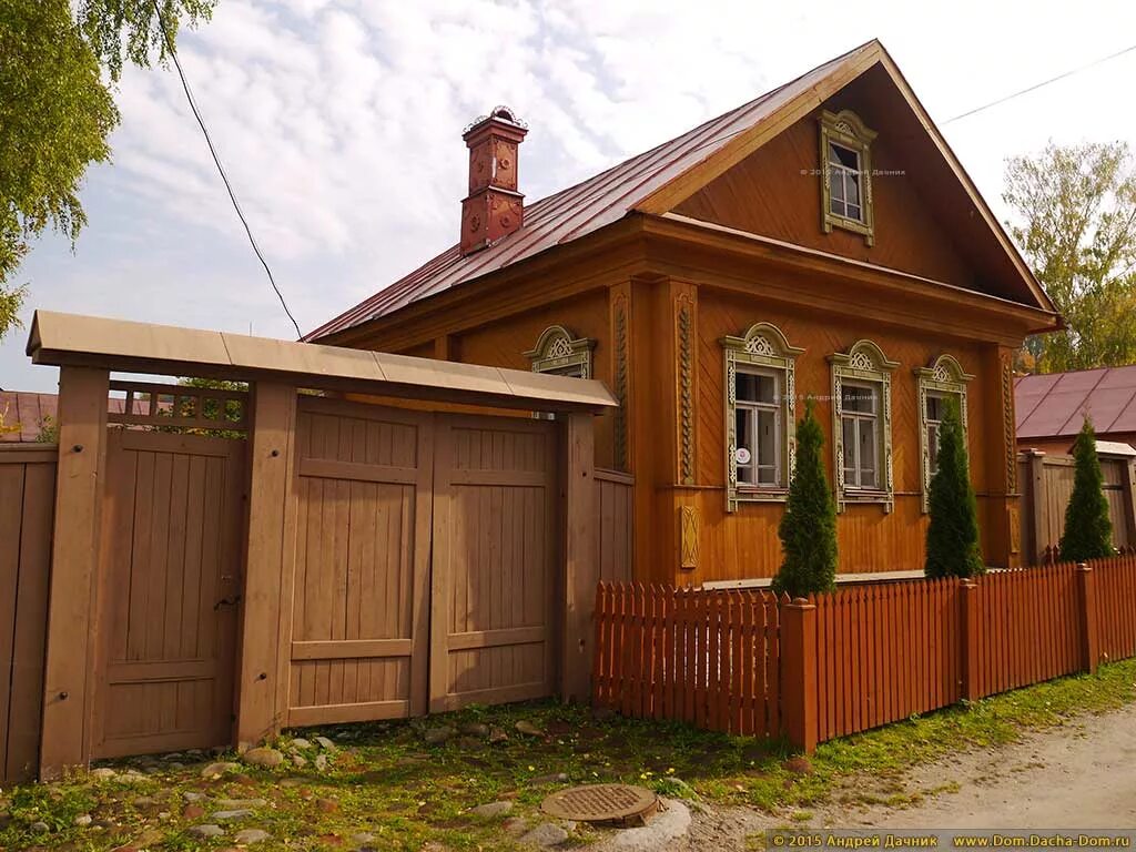 деревенский деревянный домик. старый деревянный дом. деревенский домик. маленький деревенский домик. деревенский домик с калиткой.