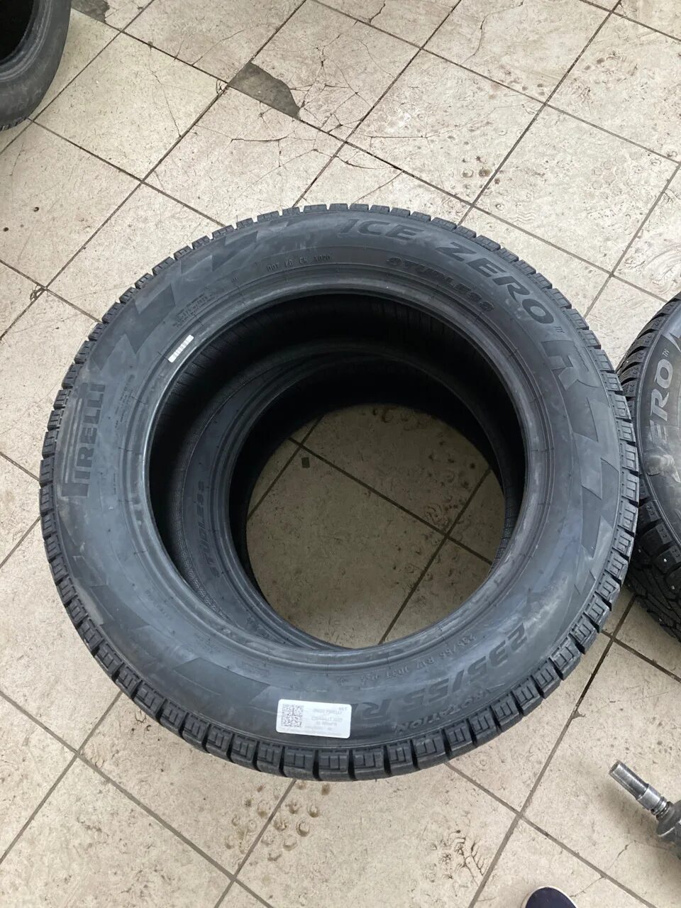 Pirelli ice 235 55 r17. Пирелли айс зеро фр. pirelli ice zero fr. переобуть зимняя резина.