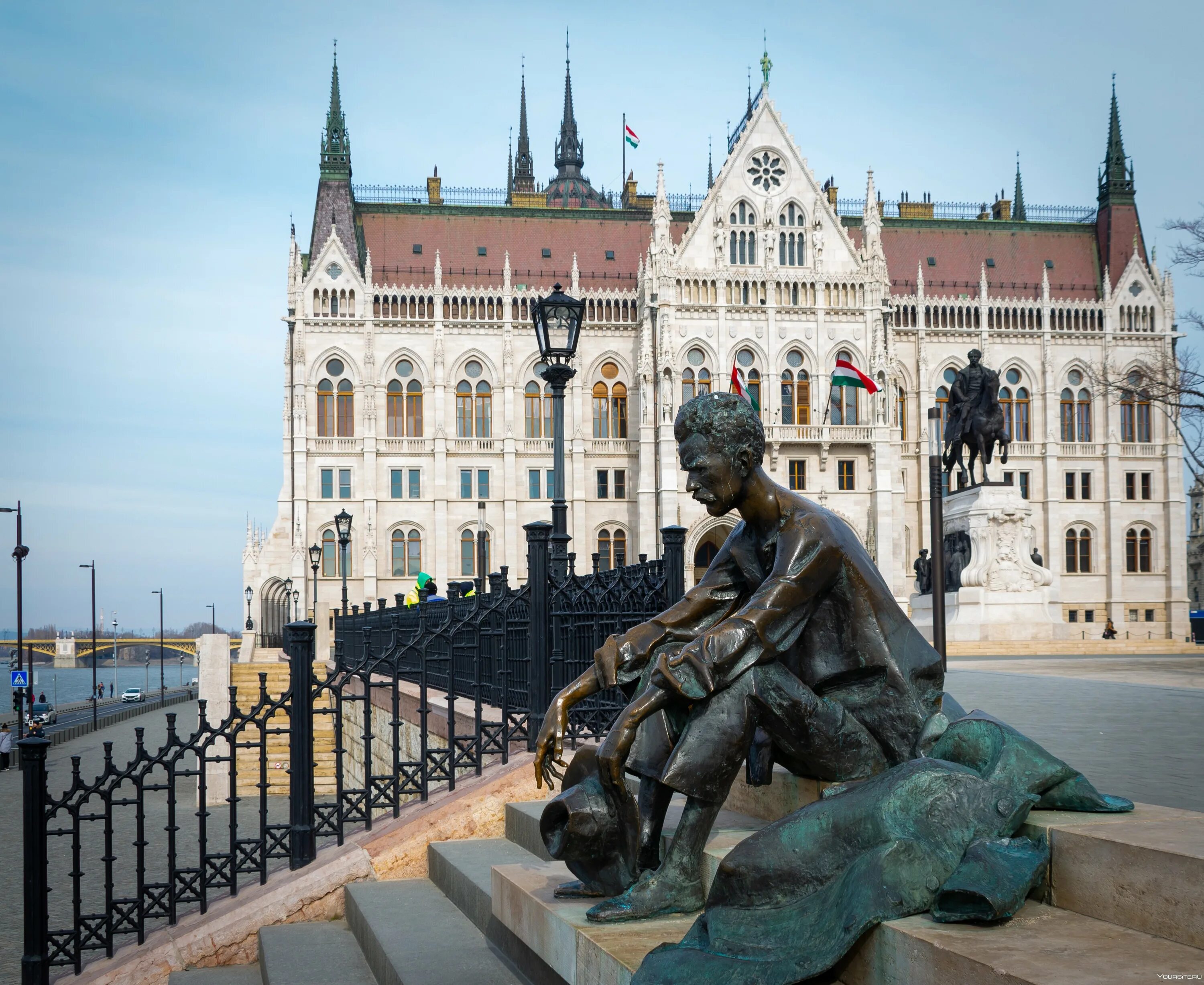 Венгрия ратифицировала. Парламент Венгрии архитектура. Будапешт столица Венгрии достопримечательности. Здание парламента в Будапеште. Пешт (Будапешт).