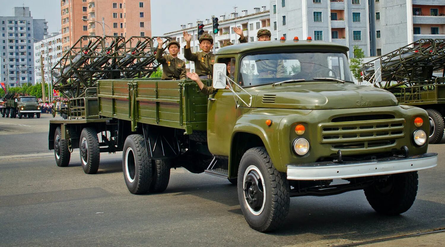 1 автомобиль зил. ЗИЛ 130 военный. ЗИЛ 130 армейский. ЗИЛ 130 военный бортовой. ЗИЛ-130 грузовой автомобиль.