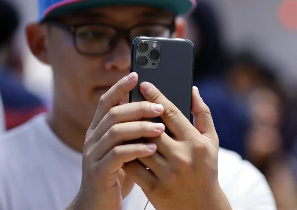 Радостный человек с айфоном. Свяжись с айфоном. Свяжись с айфоном. Картинка менеджера с телефоном айфон. Айфон 5s селфи.