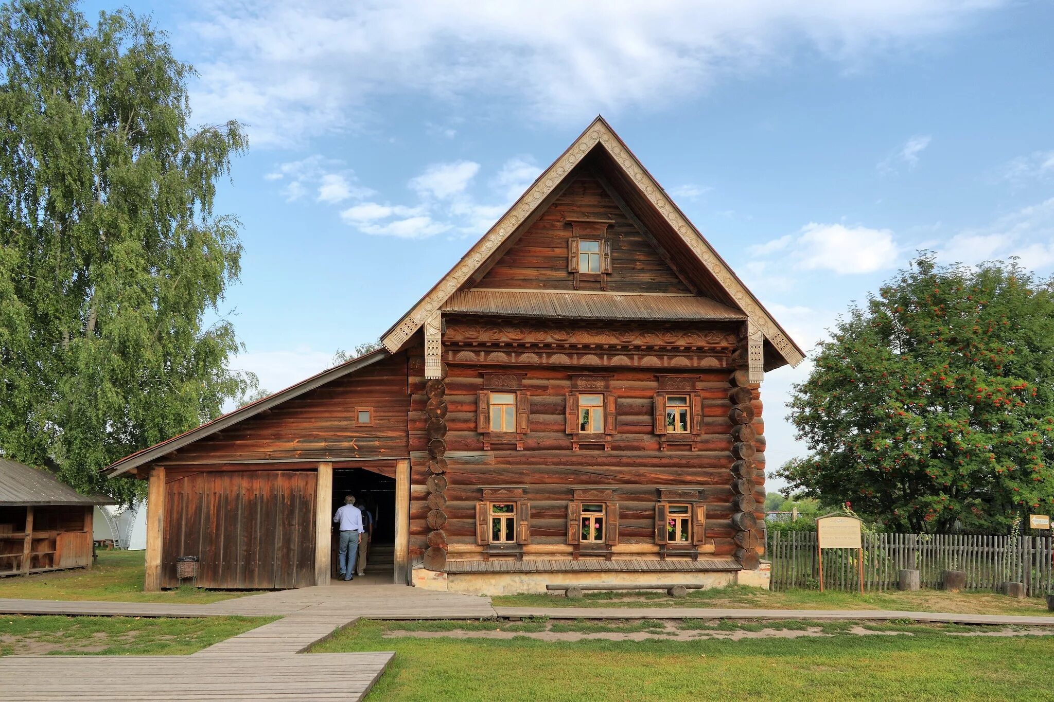 Wooden на русском. Музей деревянного зодчества в Суздале. Узей деревянного зодчества в Суздале. Музей деревянного зодчества Суздаль дом зажиточного крестьянина. Суздаль музей деревянного.