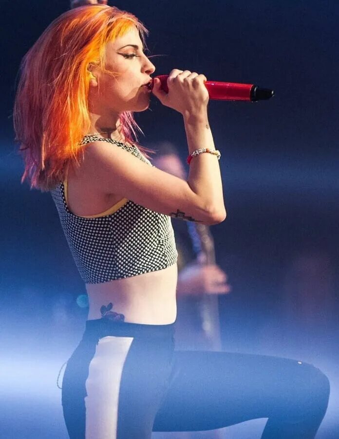 Paramore williams. Paramore солистка. paramore хейли уильямс. paramore хейли уильямс в купальнике. paramore солистка ножки 2025.