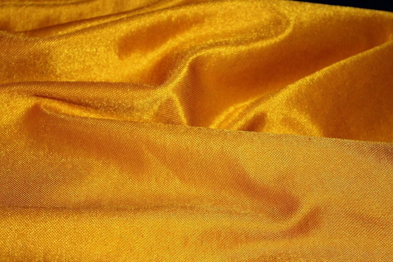 Ткань снизу. Золотая ткань. Золотистая ткань. Желтая ткань. Золотой шелк ткань.