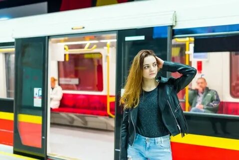 Женщины метро первомайская