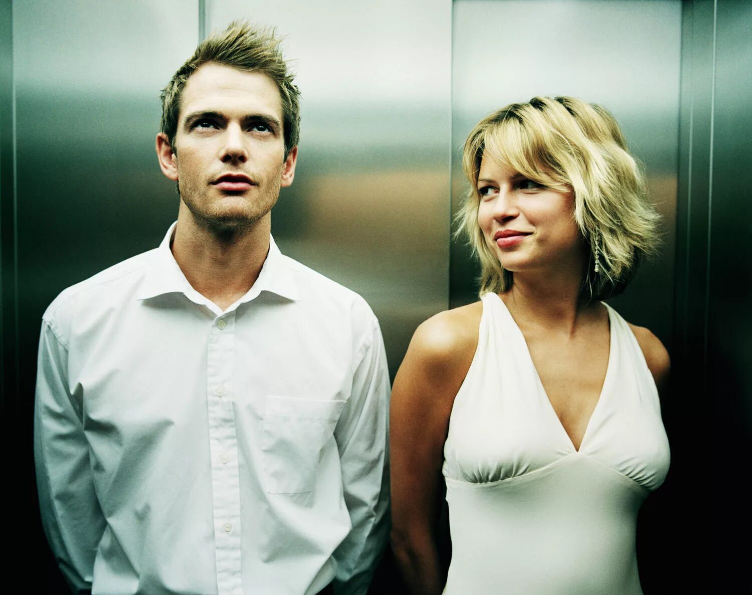 Девушка флиртует с мужчиной. Женщина привлекает мужчину. Соблазнение мужчины. Флирт. Девушка заигрывает.