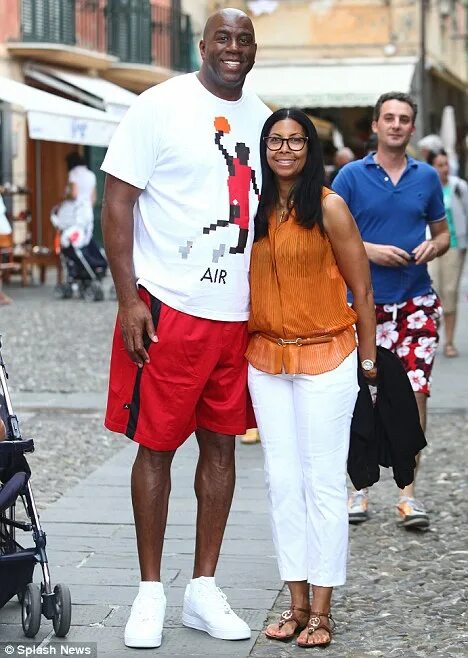 Magic wife. Magic Johnson wife. Мэджик Джонсон и его дети. Андре Джонсон сын Мэджика. Мэджик Джонсон и его жена.