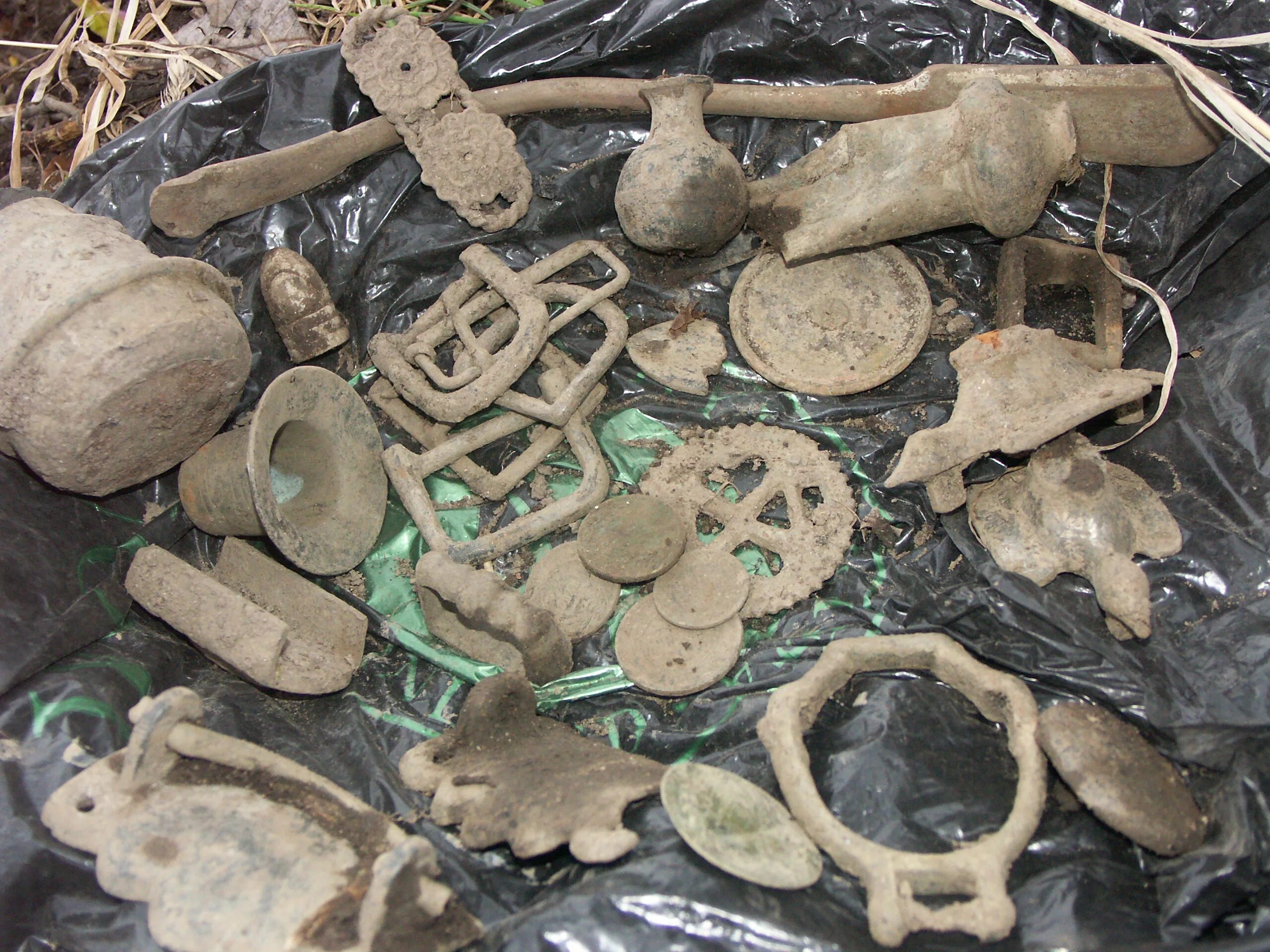 Старинные находки. Старинные украшения находки. Старинные находки. Археологические находки. Клад в доме.