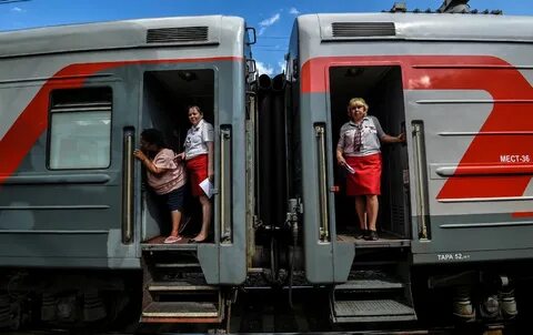 Первый вагон трогающегося поезда