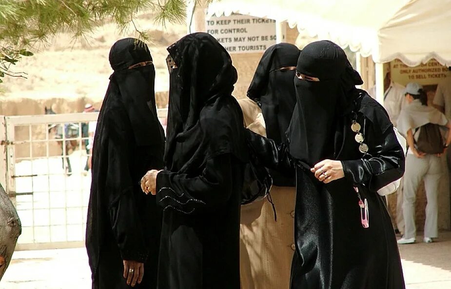 Мусульманский поп. Смерть в парандже. Четыре жены в Исламе. Шейх с женой в хиджабе. Жены шейхов в парандже.