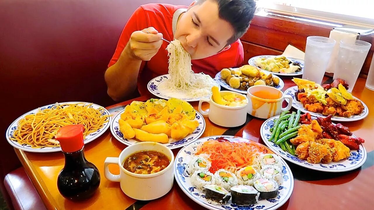 You can eat food. Отказывается от еды. Отказ от вредной пищи. Restaurant dishes. Стол в ресторане китайской еды.