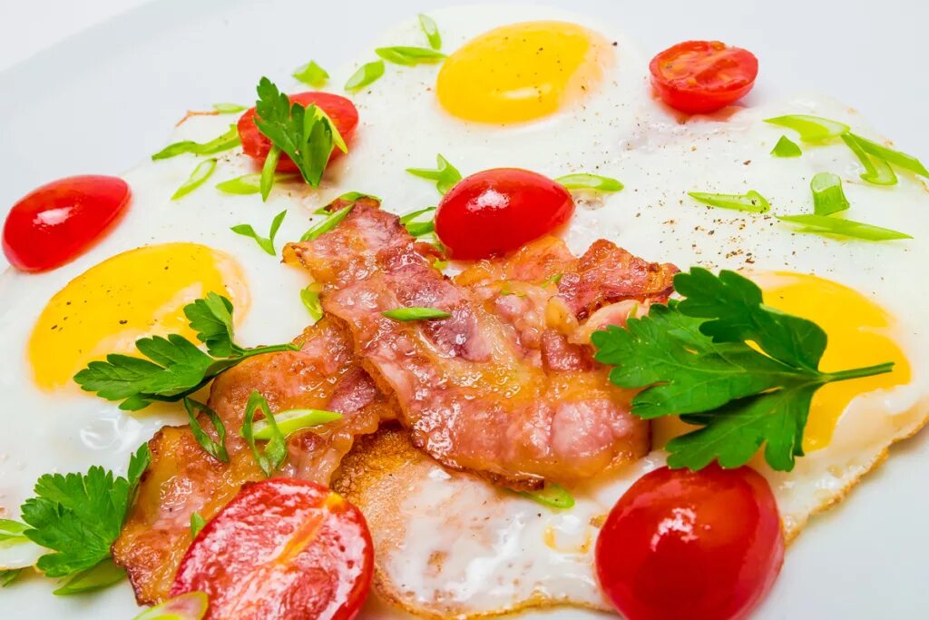 Рецепт яичницы с беконом и помидорами. Яичница с беконом и помидорами. яичница глазунья с беконом. яичница с беконом и помидорами и сыром. глазунья с беконом и помидорами.