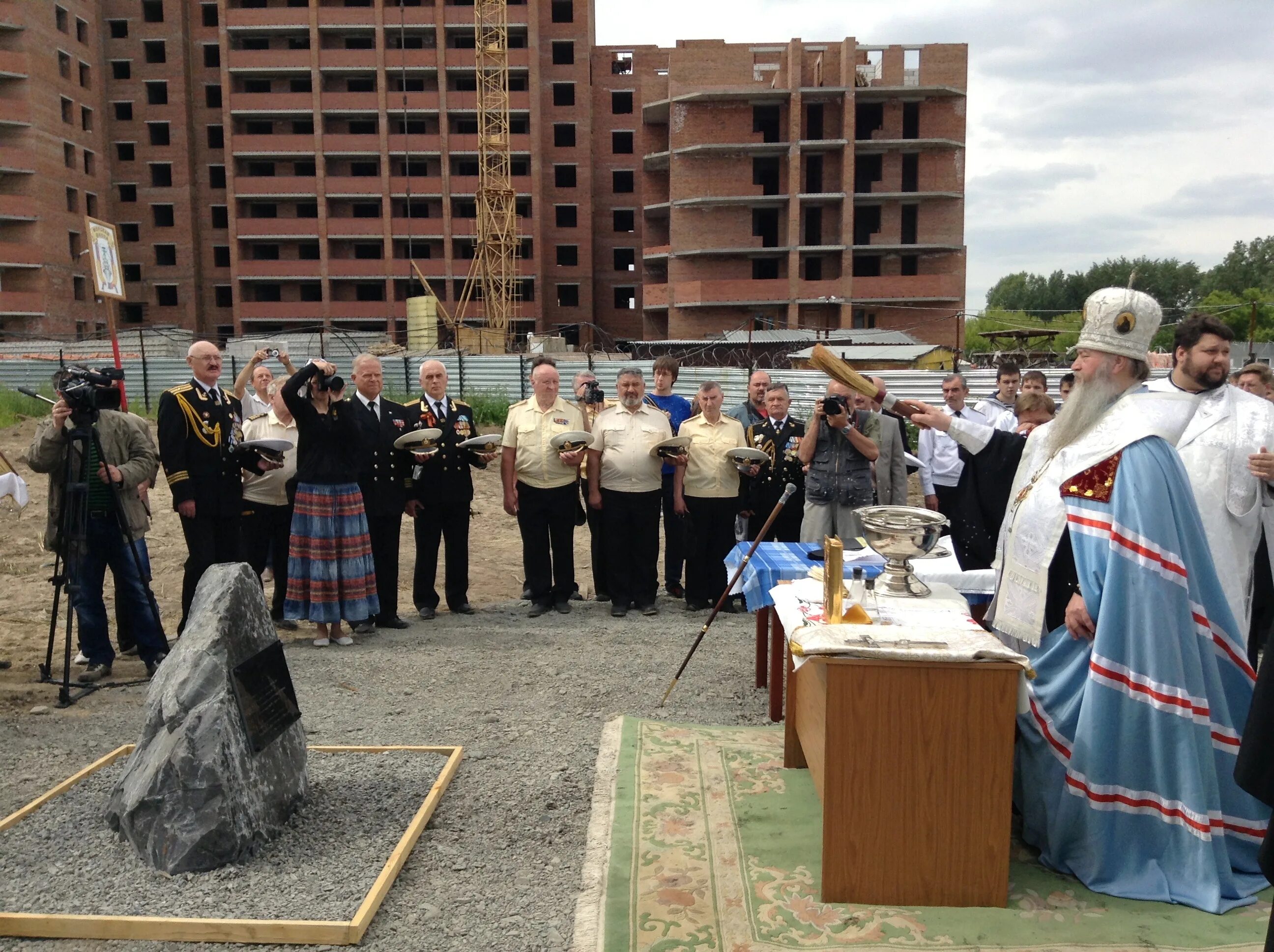 церковь в ягодном магаданской области. освящение камня храма. освящение камня. освящение камня в основание храма в коммунарке. освящение камня.
