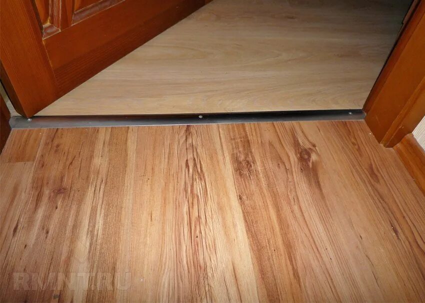 Стык линолеума. Стыковочная планка для линолеума. Соединитель линолеума и ламината. Стык ламината и плитки. Стык ламината между комнатами.