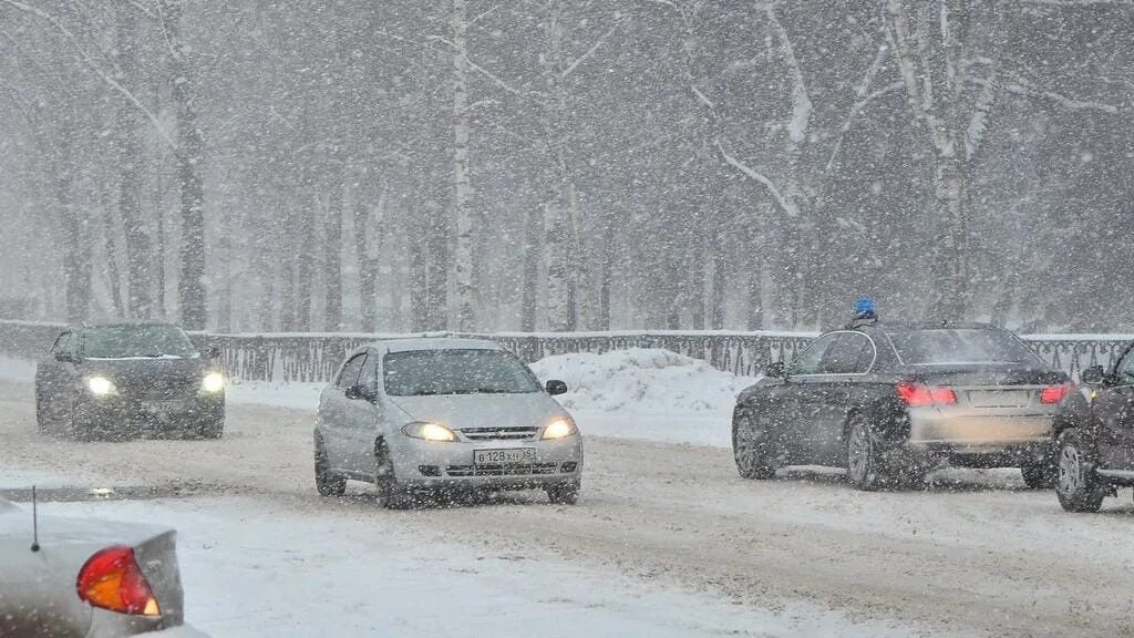 Снегопад Вологда. Метель в Вологде. Вологда снег. Сильный ветер со снегом. Погода февраль вологда