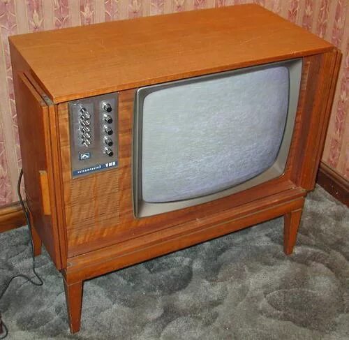 Телевизор на 1 час. Первый цветной телевизор. Первый плоский телевизор. Первый телевизор с плоским экраном. Телевизор цветной, с плоским экраном;.